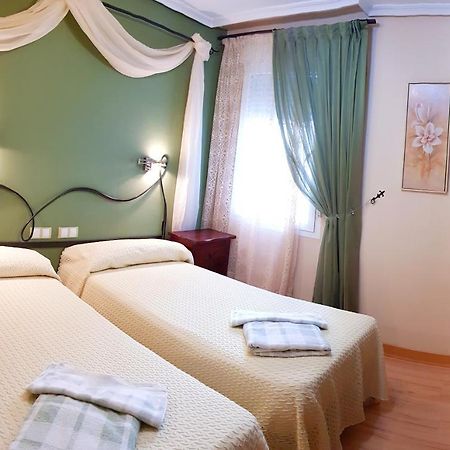 Hostal De La Torre Hostal Economico บายาโดลิด ภายนอก รูปภาพ