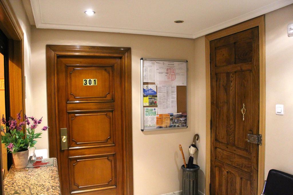 Hostal De La Torre Hostal Economico บายาโดลิด ภายนอก รูปภาพ