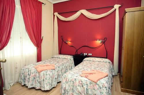 Hostal De La Torre Hostal Economico บายาโดลิด ภายนอก รูปภาพ