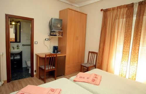 Hostal De La Torre Hostal Economico บายาโดลิด ภายนอก รูปภาพ