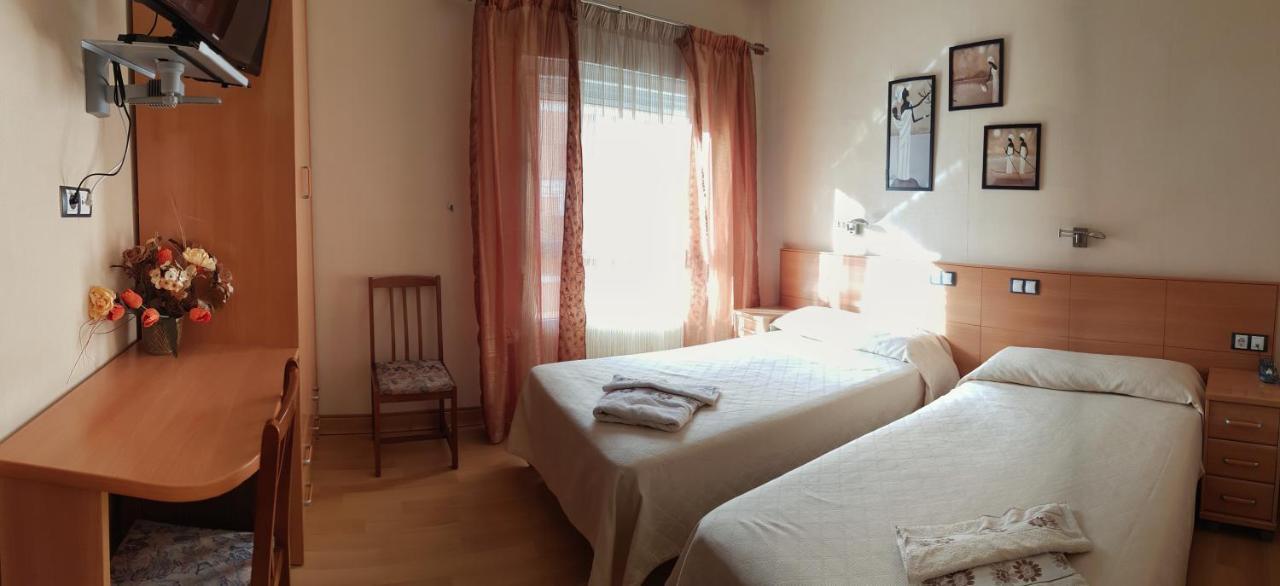 Hostal De La Torre Hostal Economico บายาโดลิด ภายนอก รูปภาพ