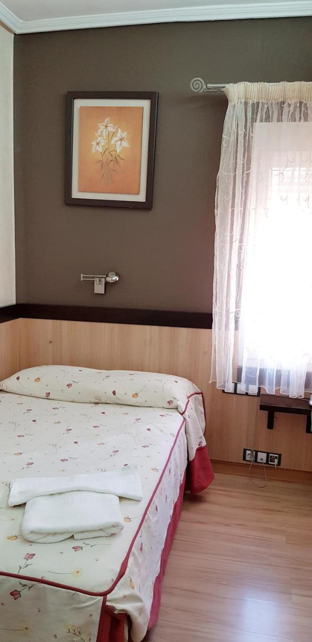 Hostal De La Torre Hostal Economico บายาโดลิด ภายนอก รูปภาพ